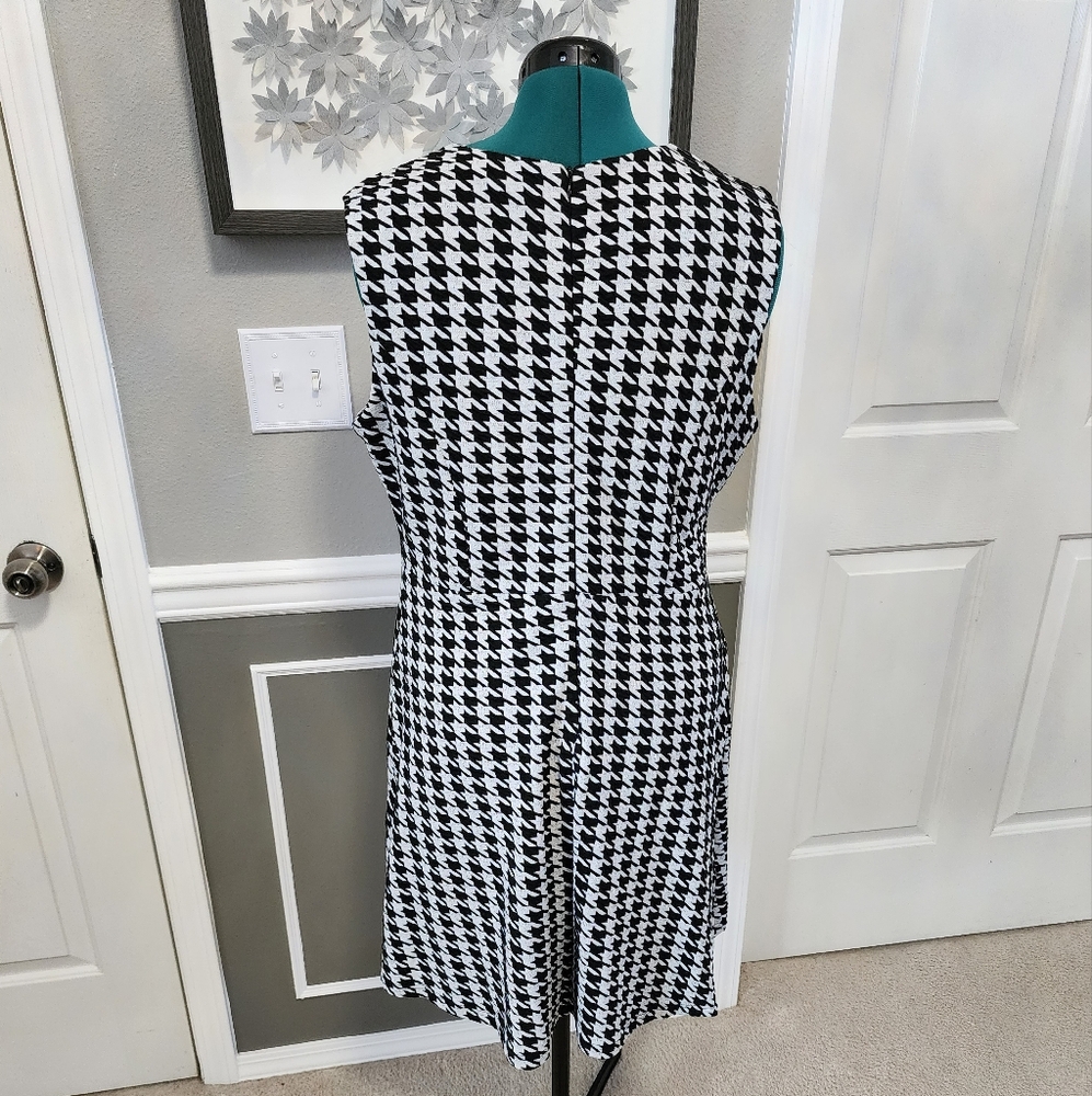 Houndstooth Knit Dress - Picture 2 of 8